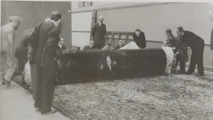 戰後重新打開捲起來的《夜巡》，圖片來源：Rijksmuseum