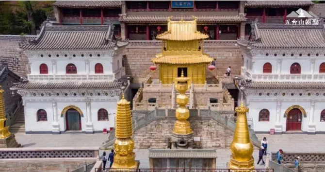 顯通寺擁有金碧輝煌的金殿，是中國最古老的佛教寺院之一。