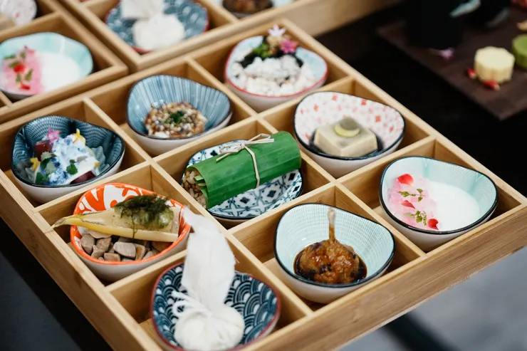 在主館場內,可體驗一邊喝茶、享用餐點,一邊看戲的老派人文生活。