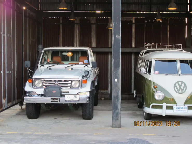 這個夜市就是用很多車子做裝飾。