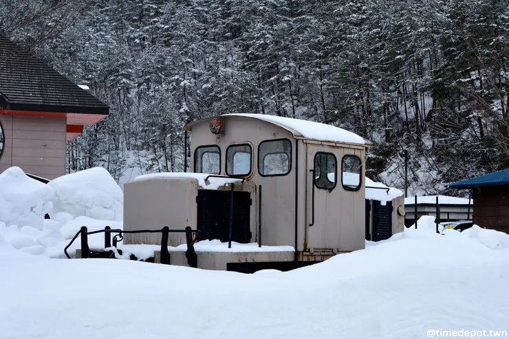 在門口被雪埋的舊國鐵調車機