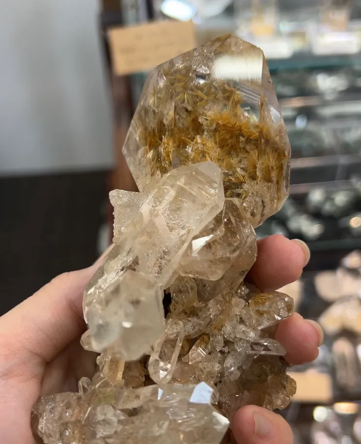 炙手可熱的喜馬水晶在日本也非常受歡迎，而且日本的喜馬水晶等級與品質可說是上等，種類齊全，是目前看過集最多高品質喜馬水晶的地方。