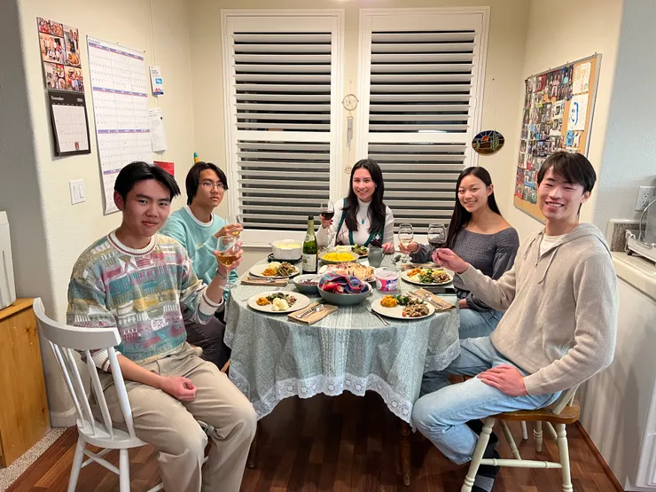 孩子們在廚房吃。