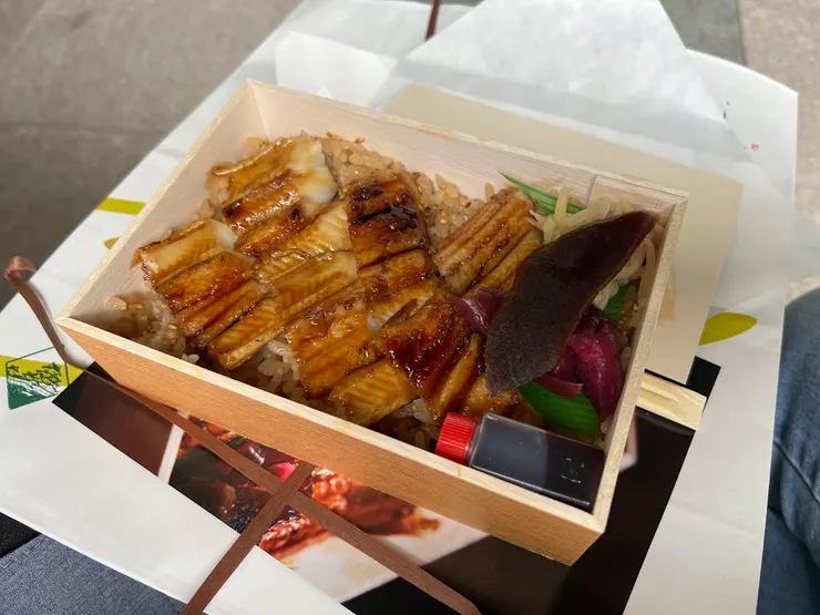 小份星鰻飯便當（¥1404）鋪滿的星鰻和配色小菜和小罐醬汁