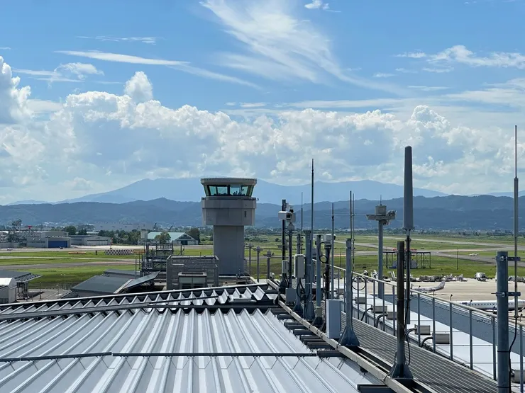 仙台機場塔台，哥哥有看到裡面有人喔！