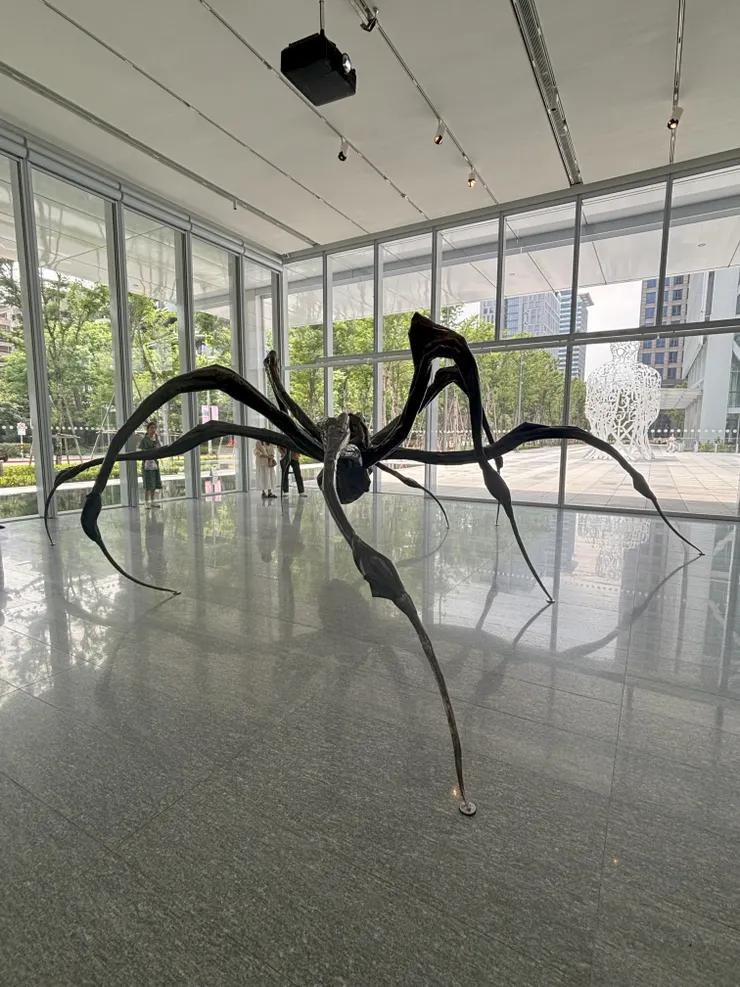 蹲伏的蜘蛛   攝於「路易絲．布爾喬亞：剛從地獄回來，順便說一句，太精采了」 富邦美術館
