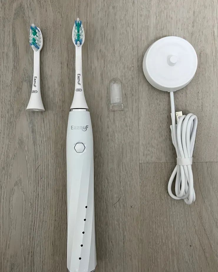 益智護聲波電動牙刷牙刷機身1個、極淨刷頭2個、刷頭保護蓋1個以及充電底座
