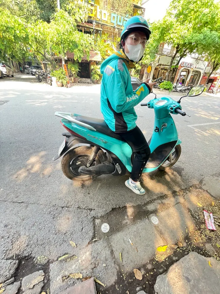 電動機車搭起來也很舒服喔! 安全帽很乾淨