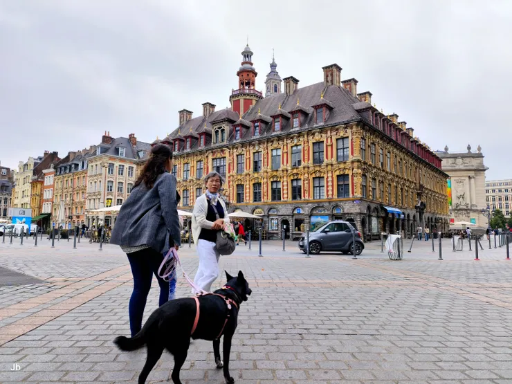 【牽著阿肥穿越戴高樂歌劇院廣場！戴高樂廣場與歌劇院廣場相鄰，早上没什麼遊客。背景華麗建築為老證券交易所。】