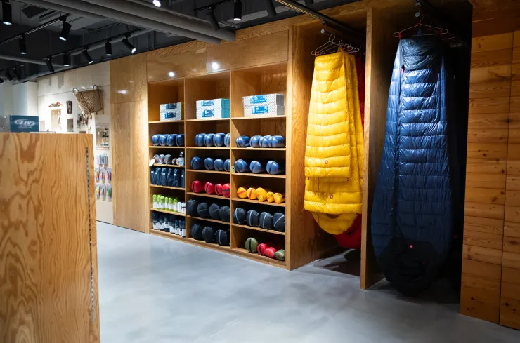 二樓睡袋與睡墊區琳瑯滿目，牆上的籐籃不知道是哪一族的朋友送的，好顯眼好棒！