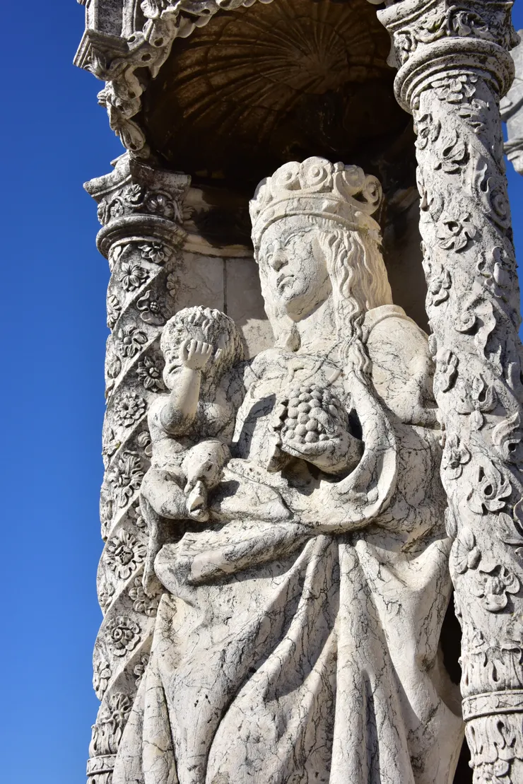 歲月和石紋布滿聖母像,祥和的神情又多了幾分肅穆。