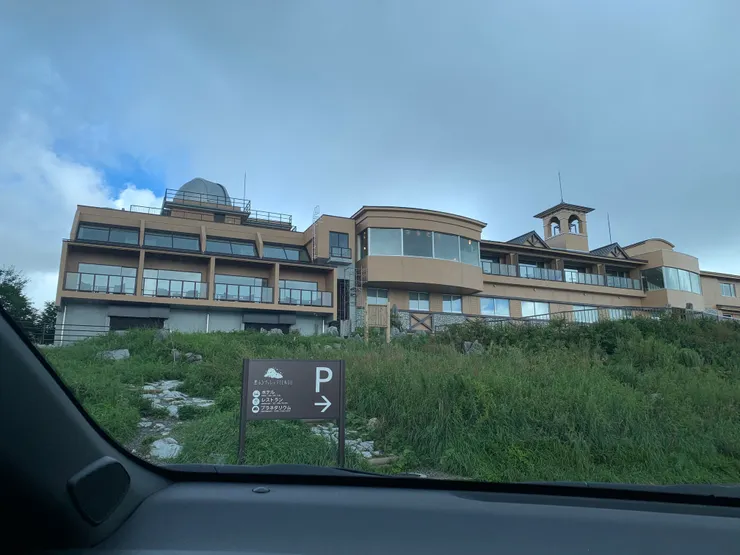 開車經過「繁星下的村莊TENGO」旅館。