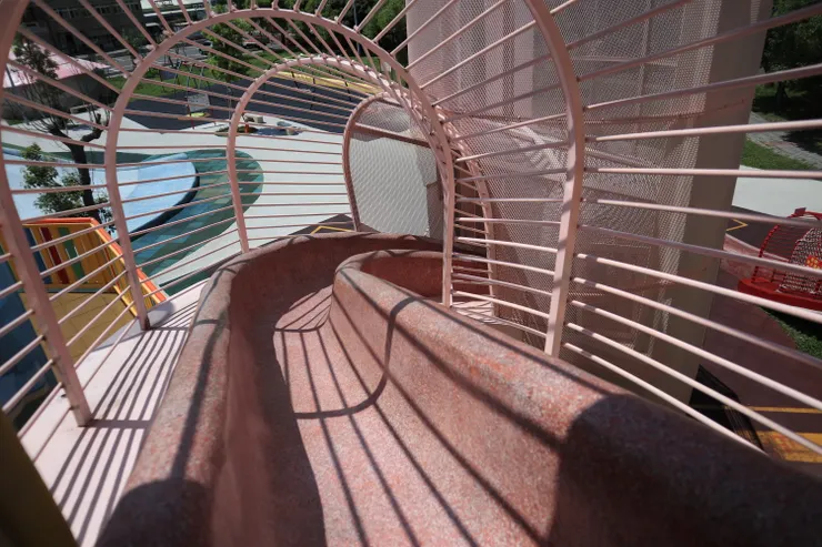 先向右再向左的粉色溜滑梯