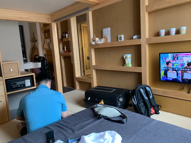 充分運用空間,小東西可置放於牆上邊架上