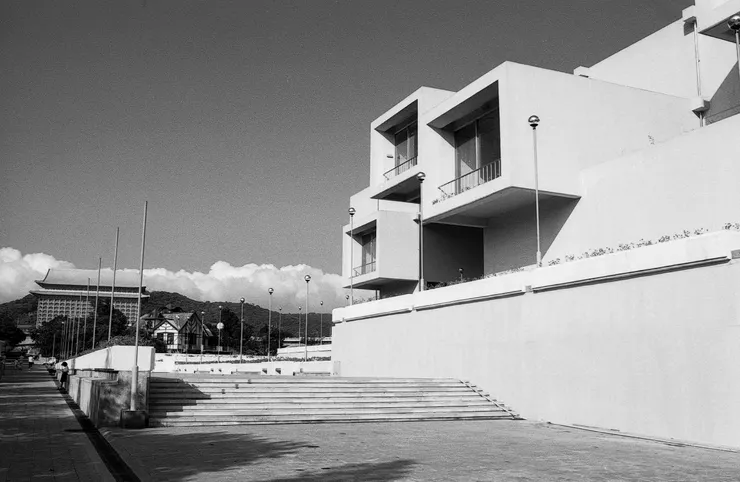 剛落成的臺北市立美術館與圓山別莊、圓山大飯店,約1983,將於「摩登生活:臺灣建築1949-1983」展出。©北美館,圖像由北美館提供。