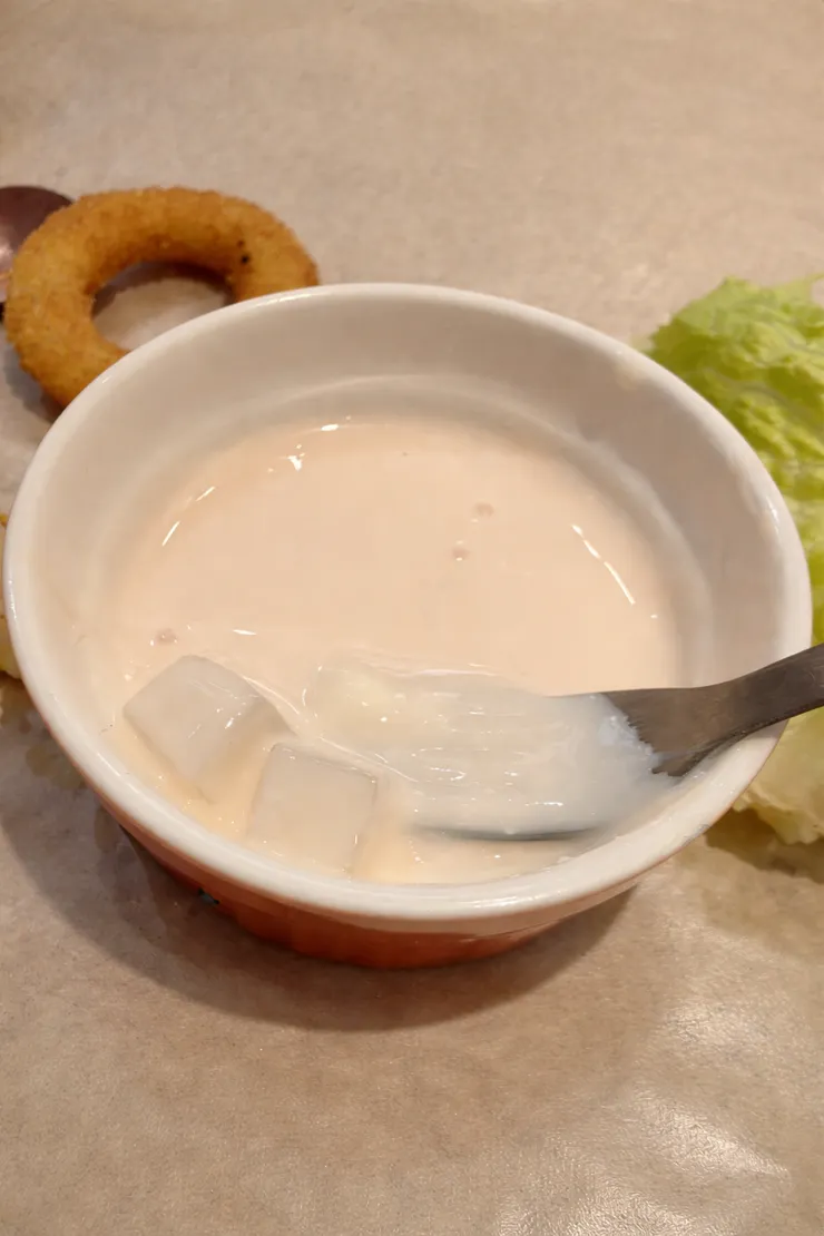 生菜搭配自製優格一起吃超讚!內有蒟蒻(是蒟蒻吧?XD)增加口感很加分。