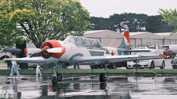 在墨爾本郊區機場停放著一台Yak-52(攝自2025.12.7)