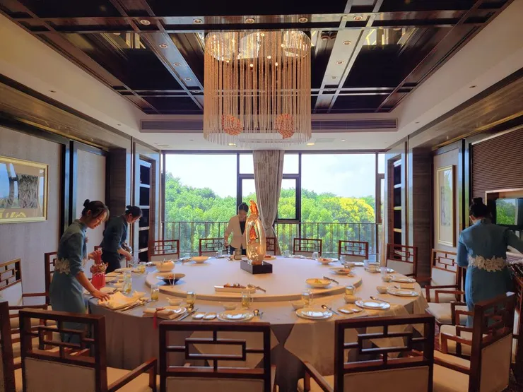 ▲名列天目湖的「三絕」之一的砂鍋魚頭馳名中外，成為江蘇接待高級領導人及重要外賓的招牌菜，朱順才師傅曾多次為鄧小平、江澤民、胡錦濤、楊尚昆等國家領導人親自煨製正宗砂鍋魚頭，廣受好評。（攝影／水靜葳環遊世界366天）