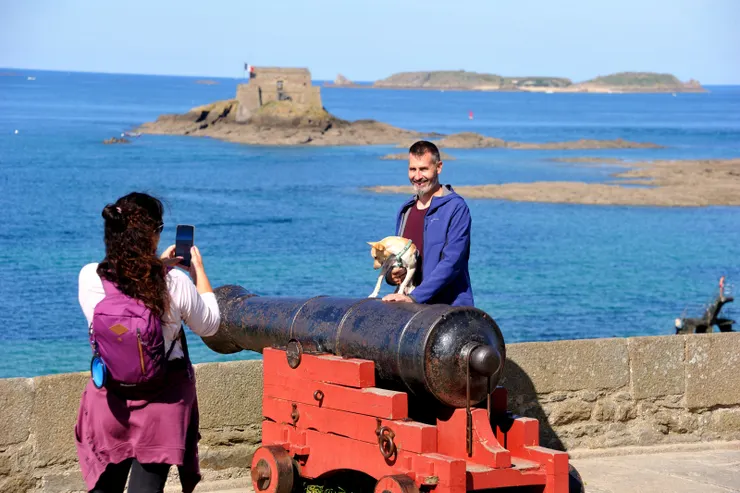 【荷蘭堡壘居高臨下猶殘留古砲！背景建築為國家堡。】