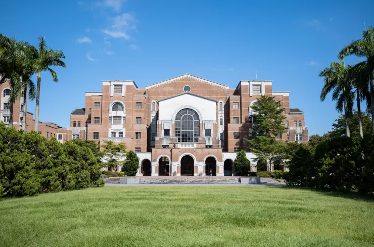 9/30壓死線再次從台大畢業，用當天正好到貨的新35mm鏡頭，記錄下了我人生中拍過最好的台大總圖，也紀念三年的碩士人生。