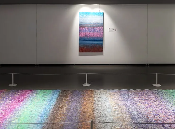 在潮間帶最薄的邊界，我們把光摺成呼吸。和平像海水，帶著鹹味卻能療 癒所有裂縫。人類以後，只剩光會記得我們如何相愛。