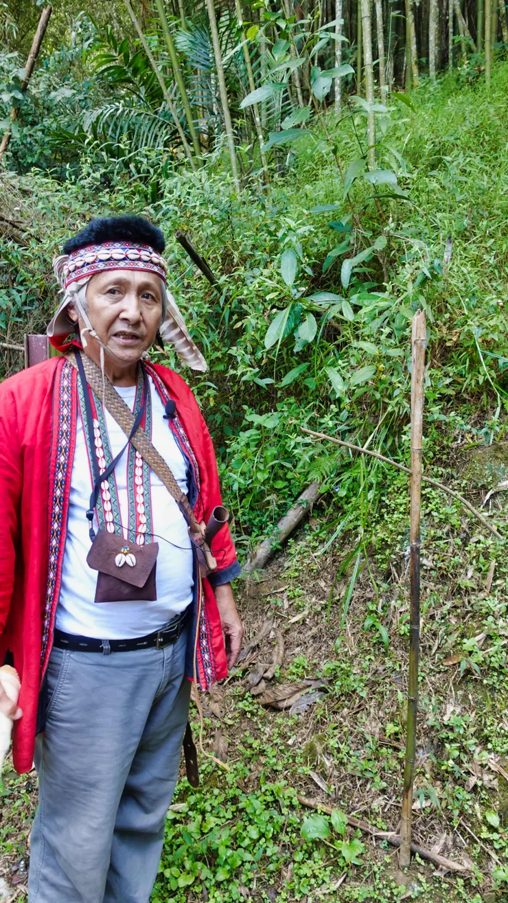 鄒族獵人,常以指標來傳 如竹架上放置狩獵器並以箭頭尖端為方向提醒其他獵人小心,或告知這獵 區已經有主。這個指標是提醒獵人樹上有虎頭蜂窩