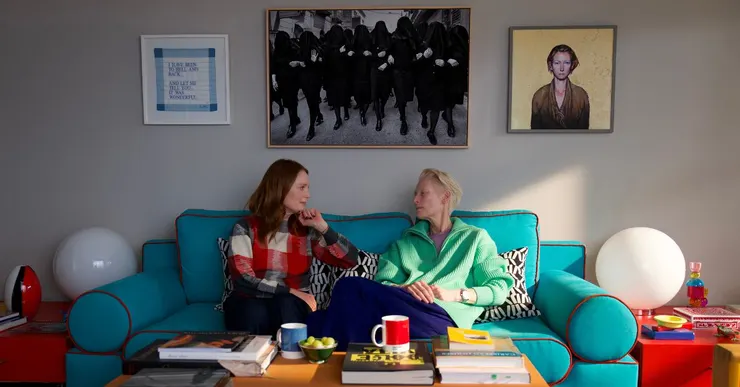 改編自《告訴我，你受了什麼苦？》的電影《隔壁的房間》（The Room Next Door）