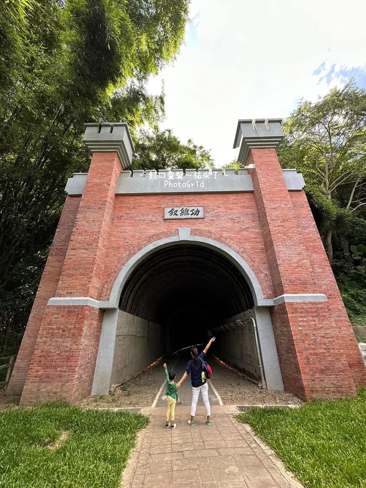 緊鄰景點【功維敘隧道】，陽光出來後往這裡漫步好適愜意，也讓體溫調節失能的大兒子更能夠消暑。