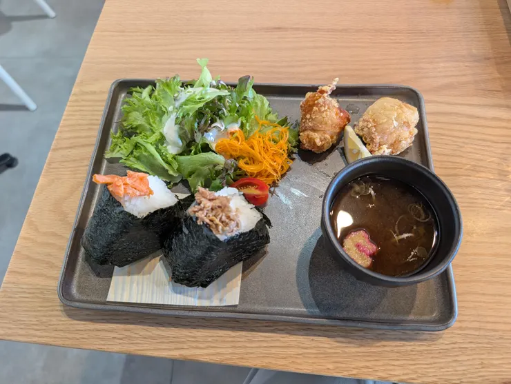 飯糰+沙拉很適合熱到炸騎車的我