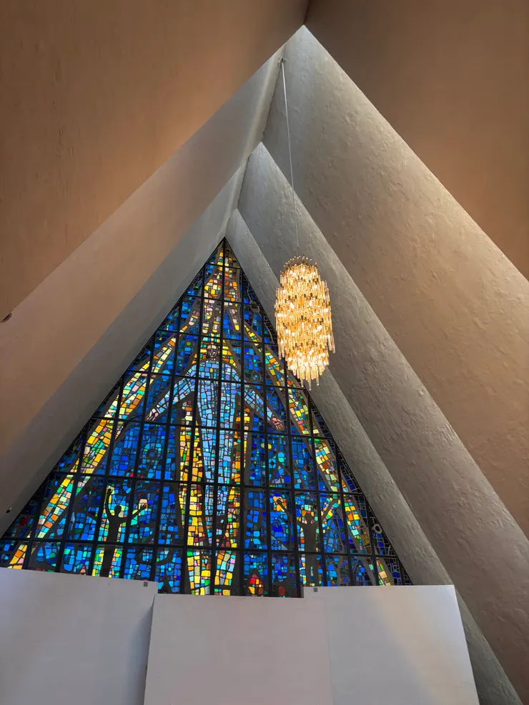 彩繪玻璃，晚上從教堂外面看更是精彩