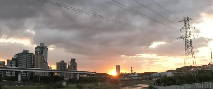 很難得欣賞夕陽的視角。