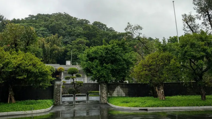 寓所大門與旁邊據說每天早上６點升旗，傍晚５點降旗的旗杆