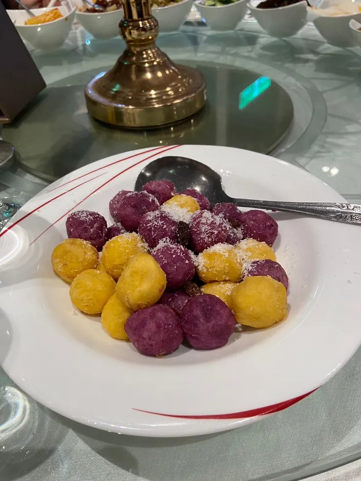 超愛炸湯圓，但是...還是喜歡傳統的紅白湯圓，感覺吃起來，還是不一樣