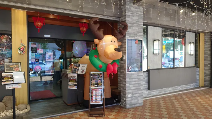 充滿聖誕氣氛的店外裝飾。（攝影／陳宜彣）