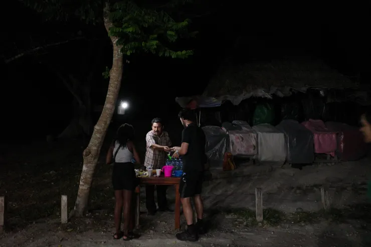 日出團會遇到的入口處的小販舖，非常簡陋，所以請大家自己戴好食物。