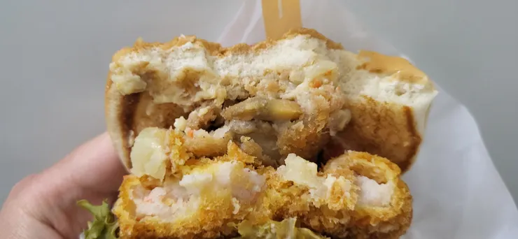 這應該可以算是三鮮而不是像漢堡名稱所說的雙鮮，因為上面我發現有蛤蜊~