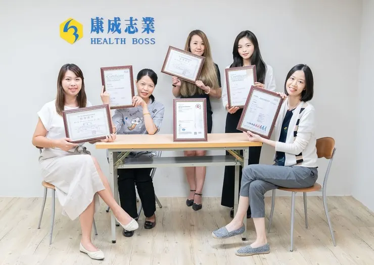 康成志業公司是業界第一家取得ISO9001認證的電話行銷公司，並年年堅持通過驗證至今，建立電話行銷最高品質範本。