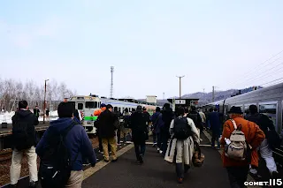 新夕張站滿滿的轉車送行人潮