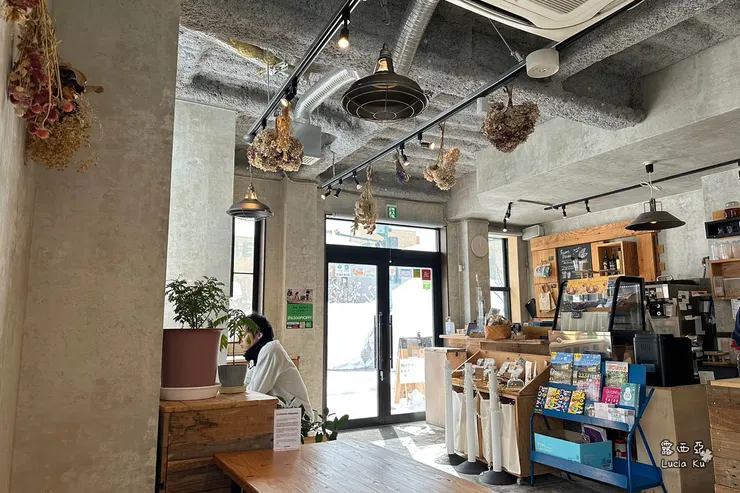 咖啡廳室內，門口陽光灑下，有點夢幻有點美。