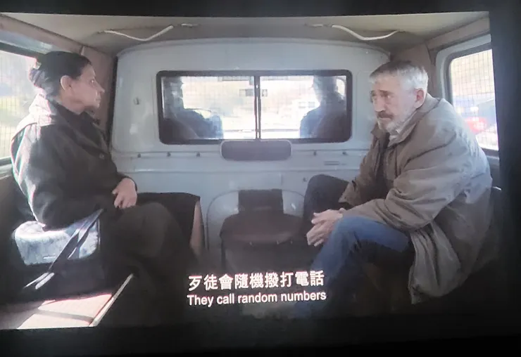 布拉嘉與受騙上當的退休警察(李建崑電影截圖)