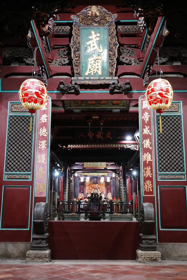 晚上的武廟很明亮，感覺被充電