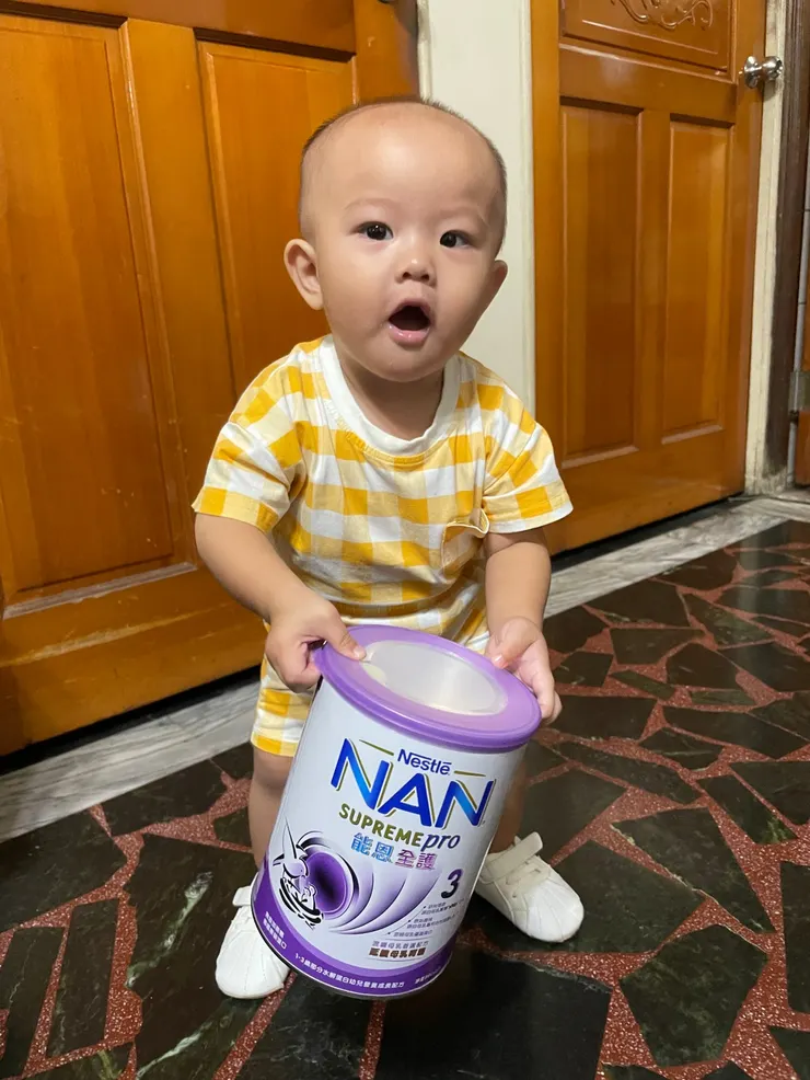 ▲寶寶就是愛喝能恩全護,趕緊把奶粉換回來