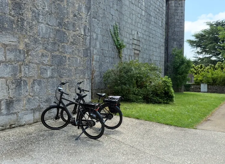 今天的城堡外面多了兩輛腳踏車