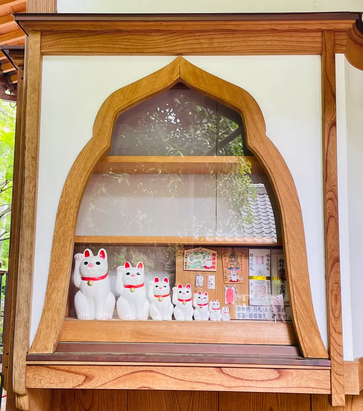 從大排列到小的招財貓。