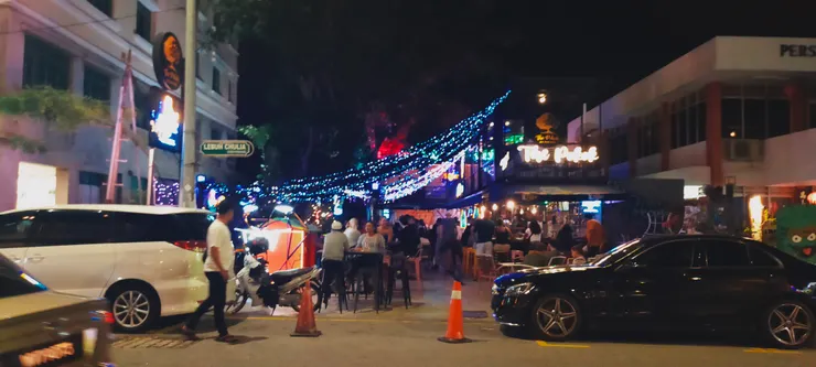 人潮洶湧的半戶外酒吧