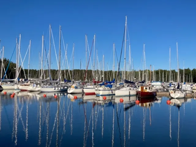 陽光明媚的夏天，休閒港口停滿船隻。