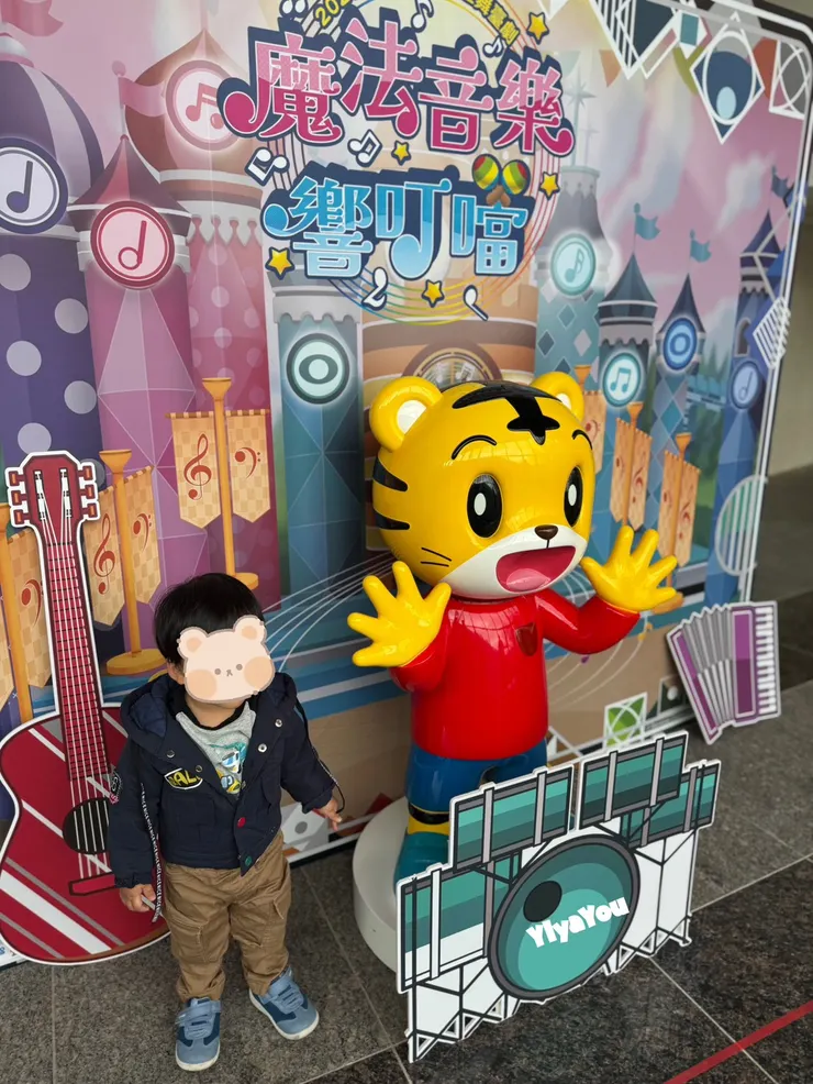 不喜歡拍照的孩子,聽到要跟巧虎拍照立刻跑過去。