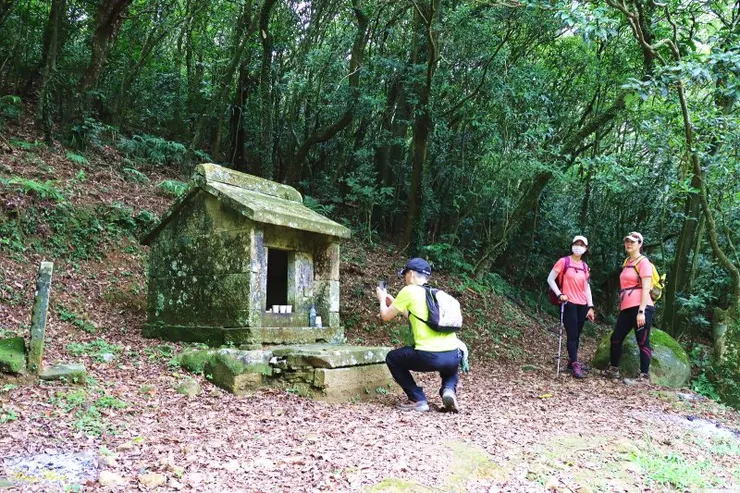 黃吉祠(從結構外表來判斷,黃吉祠屋脊是平的屬陰廟;一般的土地公廟,屬於陽廟,屋脊結構會微翹)