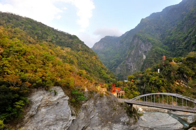 【臨窗品茗眺望稚暉橋與祥德寺，立霧溪潺潺天籟是舒眠的恩賜！(但對佳源而言，溪水聲則有些擾眠。)我與佳源住401，臨立霧溪有個很棒的小Bar間，這是窗外看去的景色。】