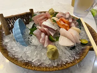 社會有規定一定要有房有車才是基本配備嗎?的確,有的人會看高不看低(台語),認為對自己有用的人才予以來往,其他的就不屑一顧。即使是如此,那又如何呢?為何一定要給別人看得起才行?